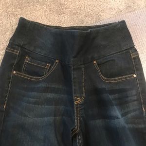 Skinny jeans with belt that hides tummy :)